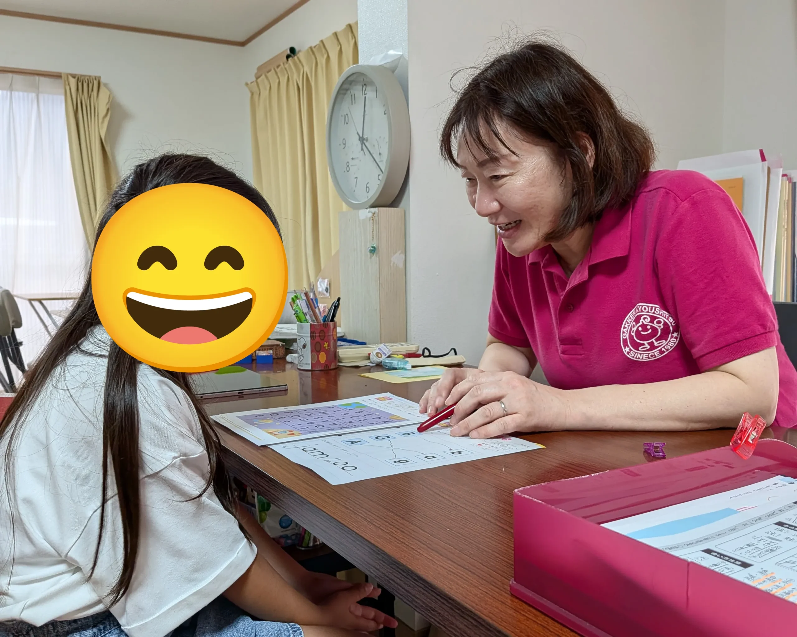 先生と子どもが教室で楽しく学習している様子